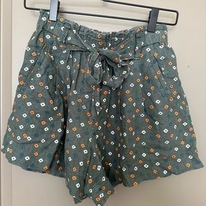 Flowy adjustable pattern shorts. Size xsmall